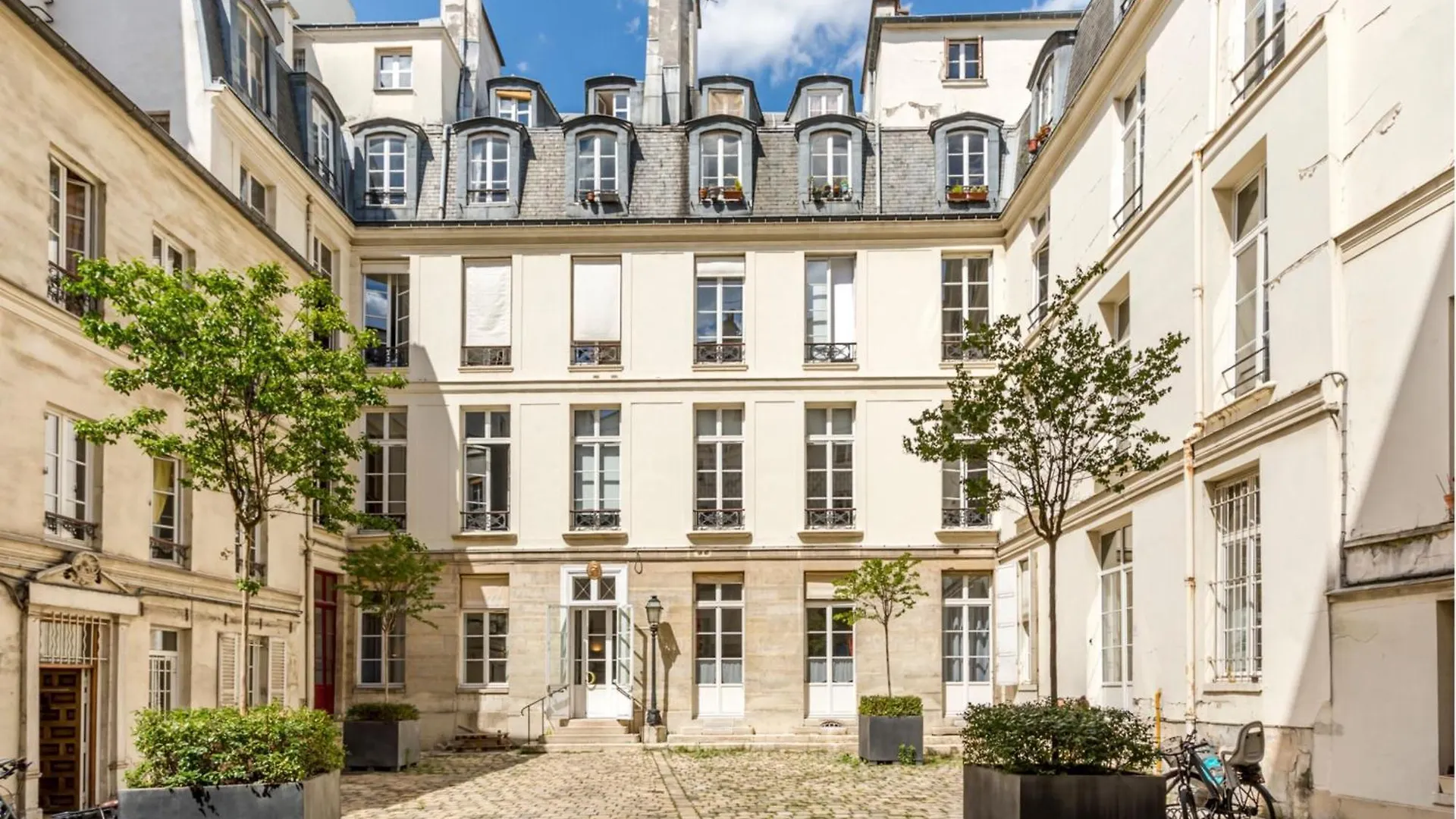 Luxury 3 bedrooms 3 bathrooms apartment in Le Marais Paris